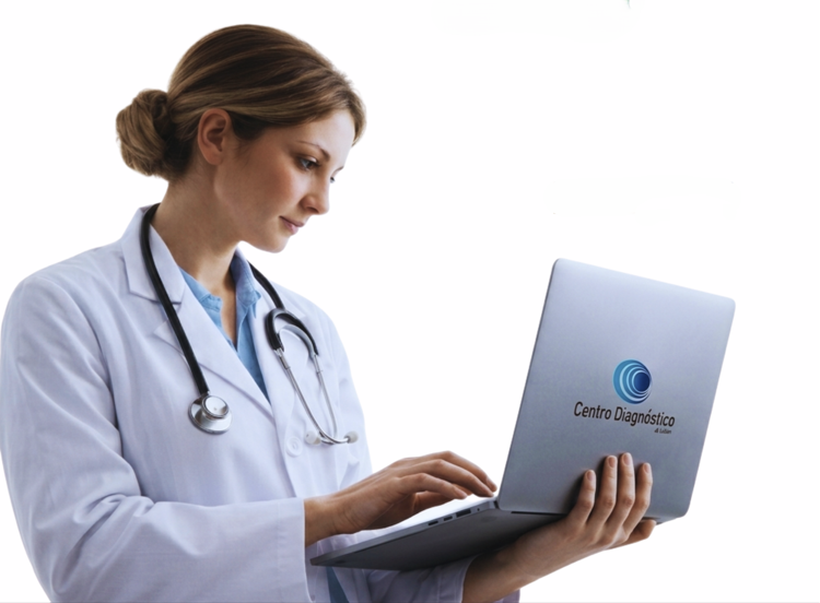 Médica segurando um notebook do Centro Diagnóstico do Leblon